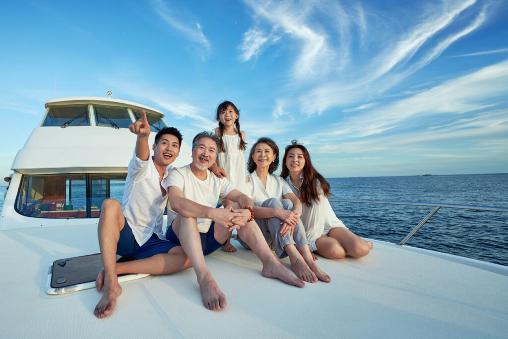 Famille assis à l'extérieur sur un bateau de croisière